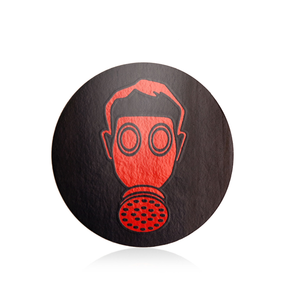 Aufkleber rotes Symbol Atemschutzmaske, Grund schwarz, Ø 50 mm