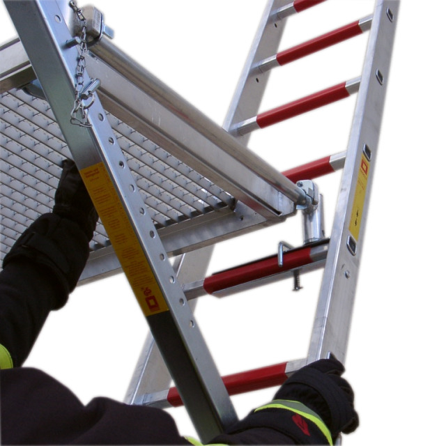 Gerüstkonsole MUNK RETTUNGSTECHNIK für den Aufbau einer Leiterbühne mit 2 Multifunktionsleitern und 1 Rettungsplattform.