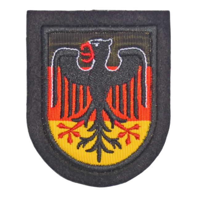 Nationalitätenkennzeichen auf schwarzem Filz, mitBundesadler schwarz/rot/gold mit rotem Kettelrand,handgestickt