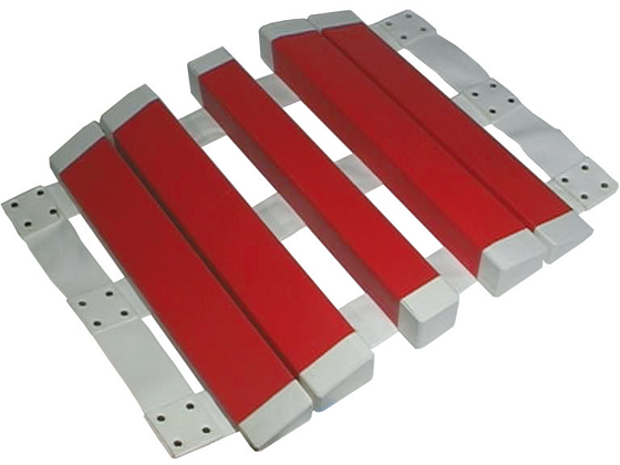 Schlauchbrücke, DIN 14820-1, für 2 B- oder 2 C-Druckschläuche. Fichtenkantholz, rot lackiert, Begurtung Polypropylen