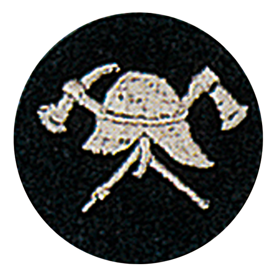 Mützenabzeichen Feuerwehr-Emblem mit Emblem Helm,Hacke und Beil, auf dunkelblauem Filz