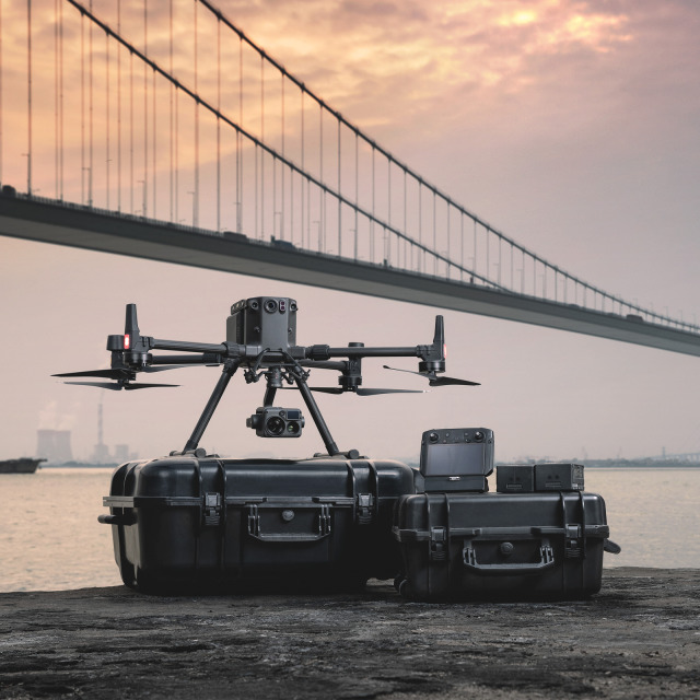 Drohnenplattform DJI Matrice 300 RTK mit Smart Controller, Transportkoffer, Zubehör